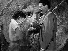 220px-Audrey_Hepburn_and_Gregory_Peck_at_the_Mouth_of_Truth_Roman_Holiday_trailer